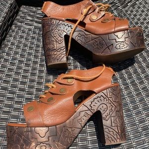 NWOT Free People carved platform heels ❤️